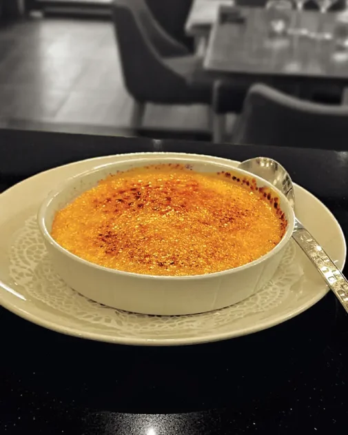 Restaurant Le Cosy à Saint-Pierre-la-Mer, cuisine méditerranéenne de la mer dans un cadre intimiste près de la Méditerranée - crême brûlée