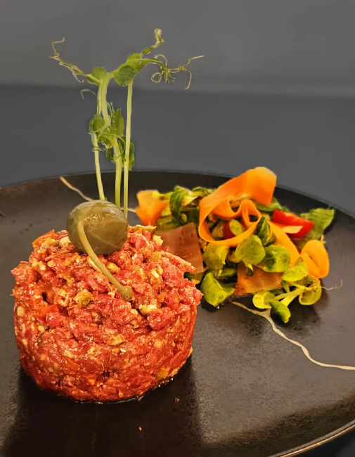 Restaurant Le Cosy à Saint-Pierre-la-Mer, cuisine méditerranéenne de la mer dans un cadre intimiste près de la Méditerranée- tartare de boeuf